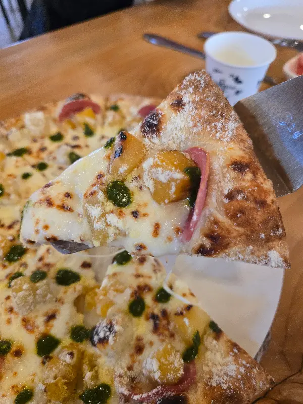 하와이안 피자의 단면