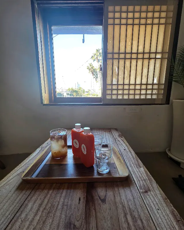 전통 창문 너머 보이는 풍경