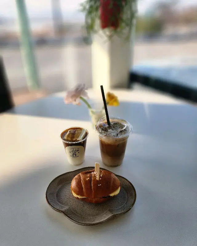 앙증맞은 컵에 담긴 커피와 빵