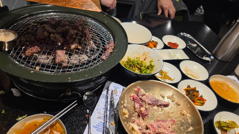 숯불 화로에 구워지는 마늘갈비살