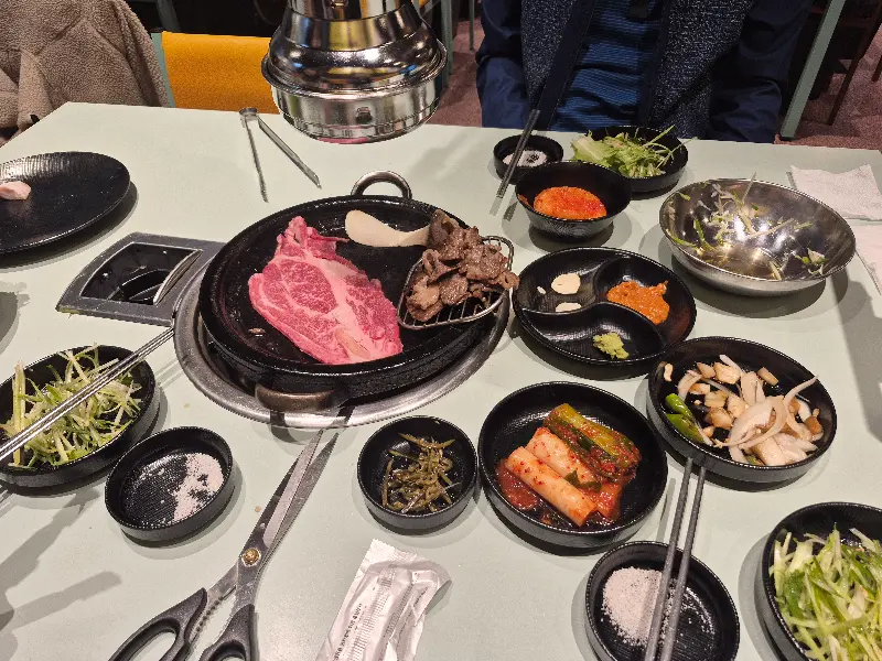 꾸석지한우돌판 창원 봉곡점 테이블 세팅