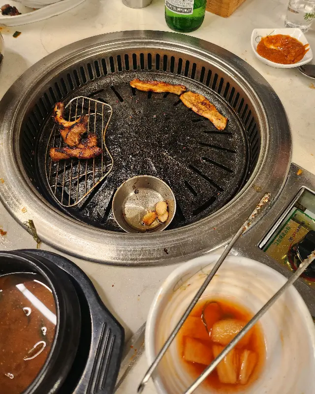 숯불에 구워진 돼지갈비