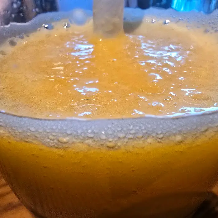 풍성한 거품의 음료