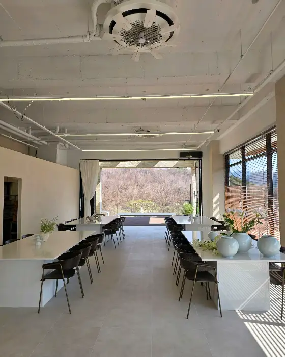 비스트로 앤 공주점 넓은 내부 공간