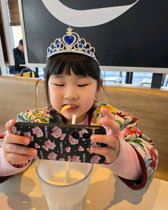 아이스크림을 먹는 아이