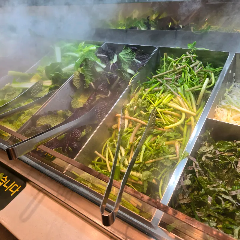 신선한 야채가 가득한 샐러드바