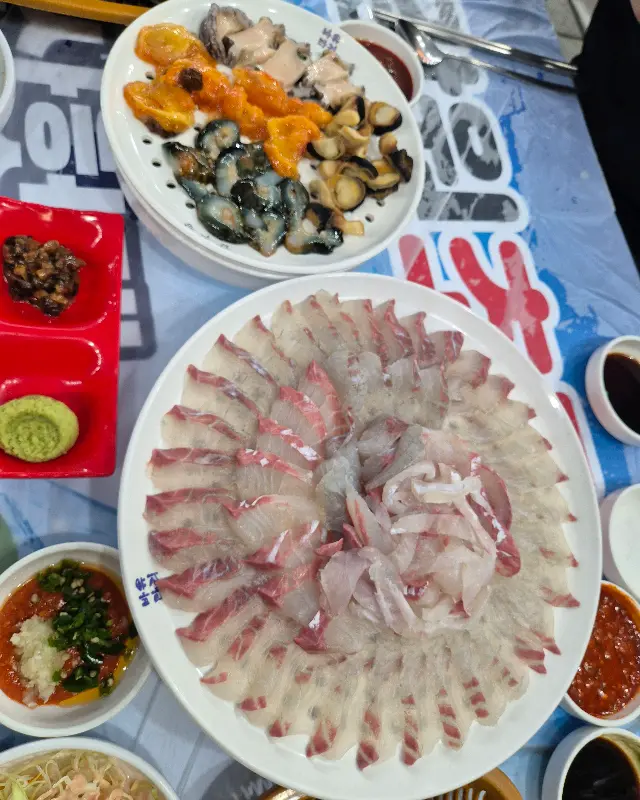 신선함이 살아있는 밀치와 도다리회