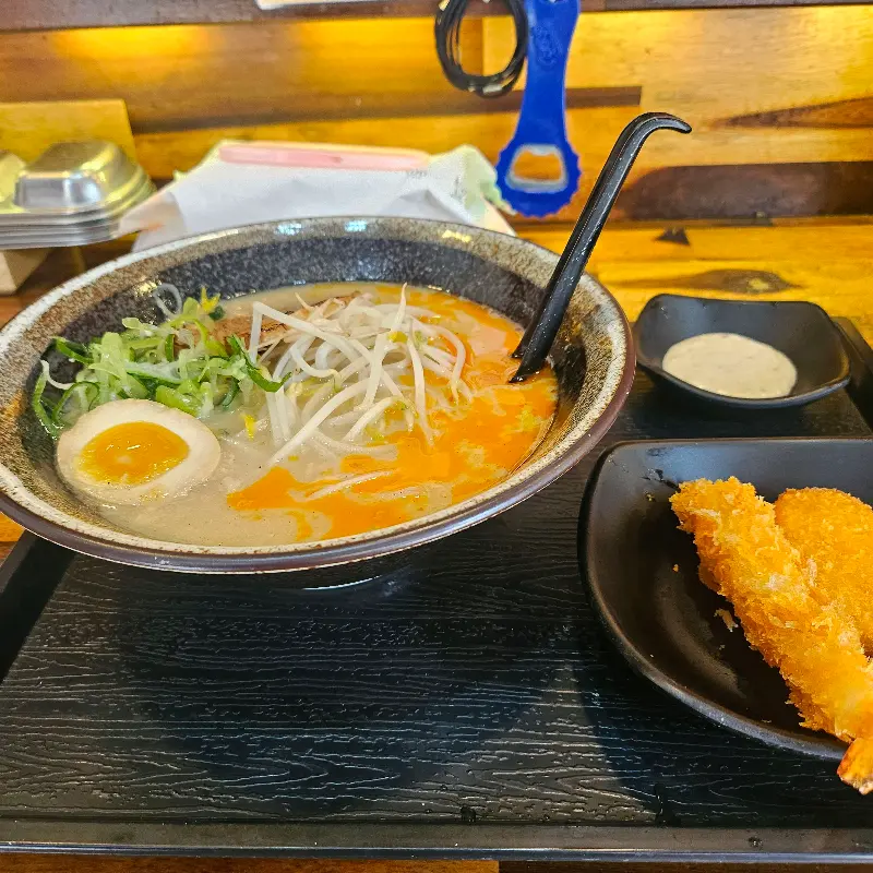 깔끔하게 비워진 라멘 그릇