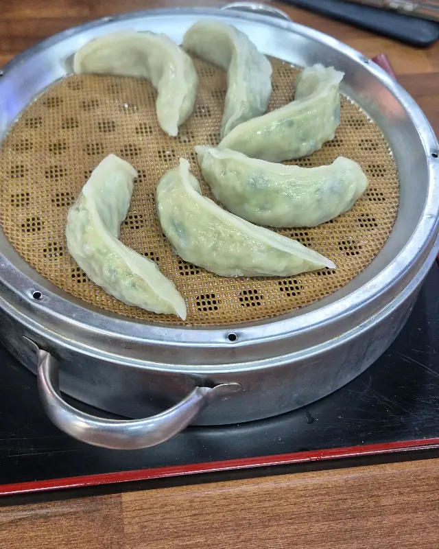 윤기가 흐르는 만두