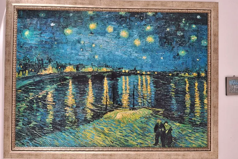 매장 내부의 반 고흐 그림