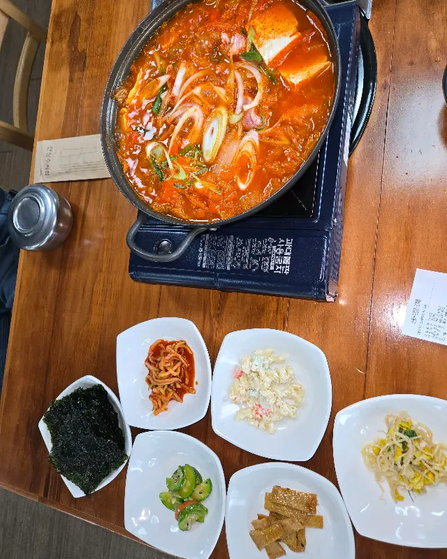 다채로운 밑반찬과 김치찌개