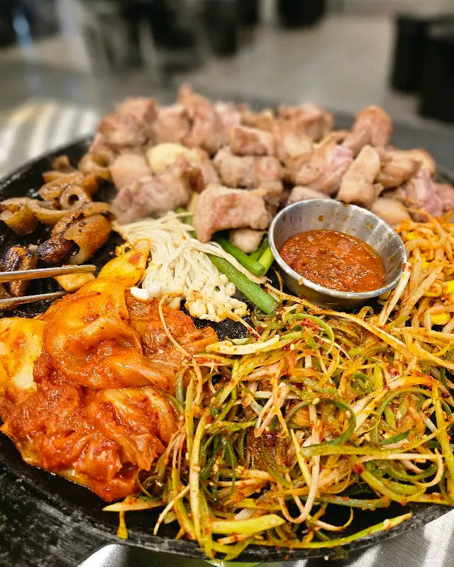 불판 가득 채워진 고기