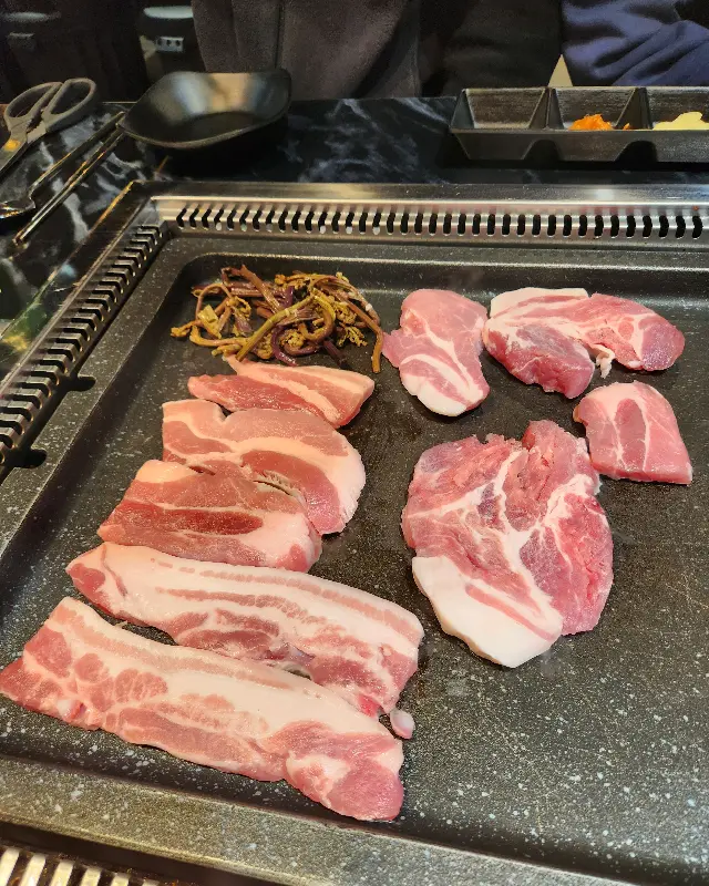 불판 위의 삼겹살과 목살