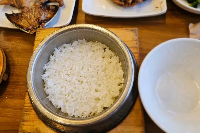 솥밥 그릇에 담긴 갓 지은 밥