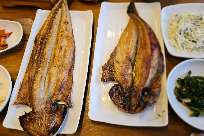 나란히 놓인 두 마리의 생선 구이