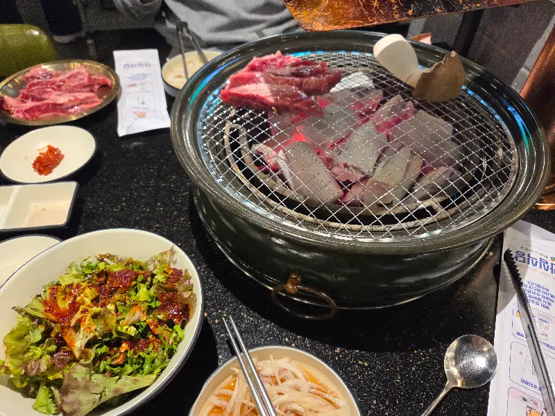 다양한 밑반찬과 함께 즐기는 갈비살