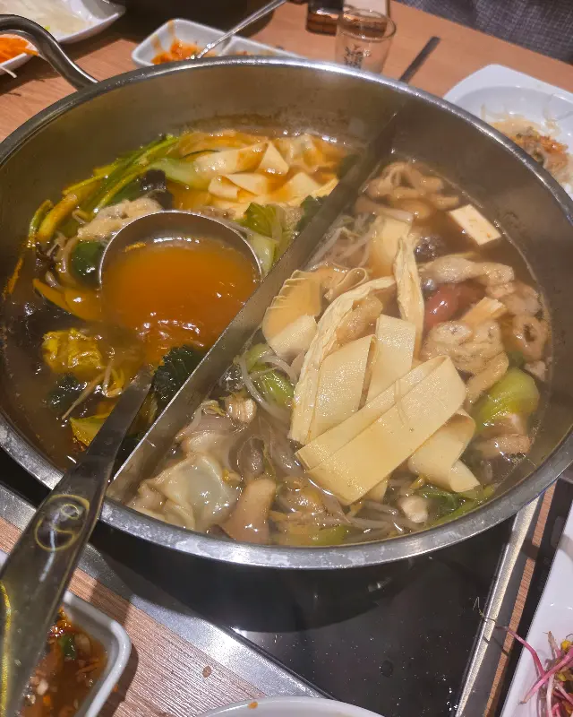 다양한 재료가 듬뿍 들어간 샤브샤브