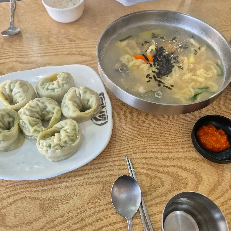 칼국수와 왕만두 한 상 차림