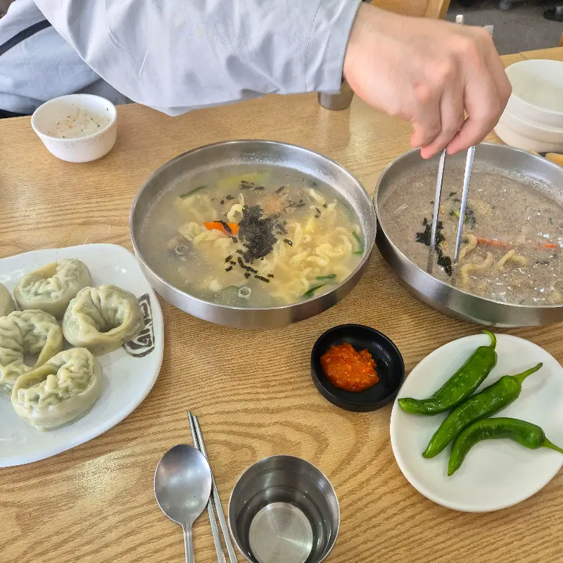 들깨 칼국수와 왕만두