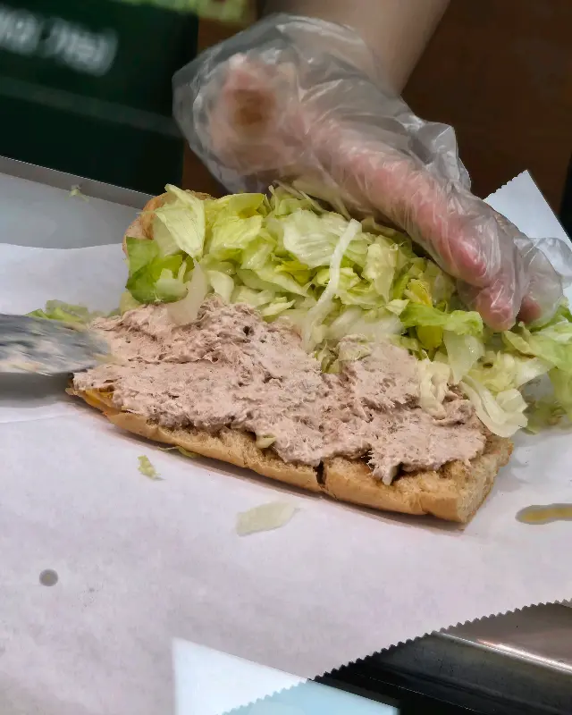 신선한 야채로 빵빵하게 채워진 샌드위치