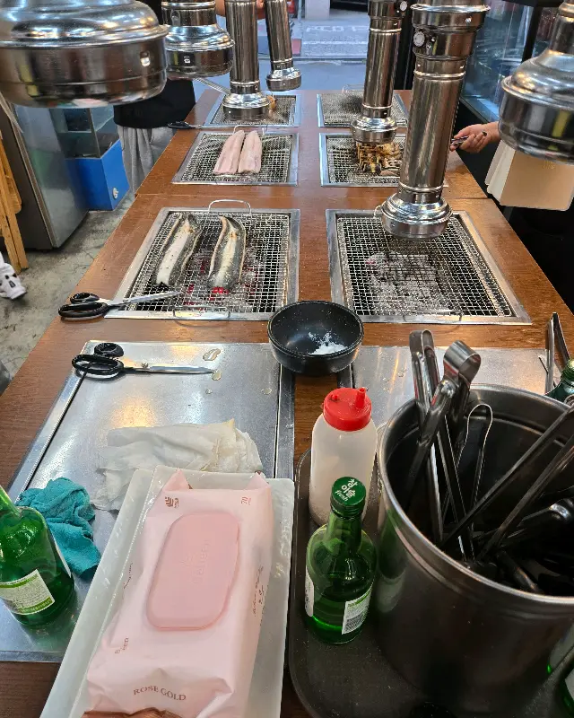 숯불에 구워진 장어 단면