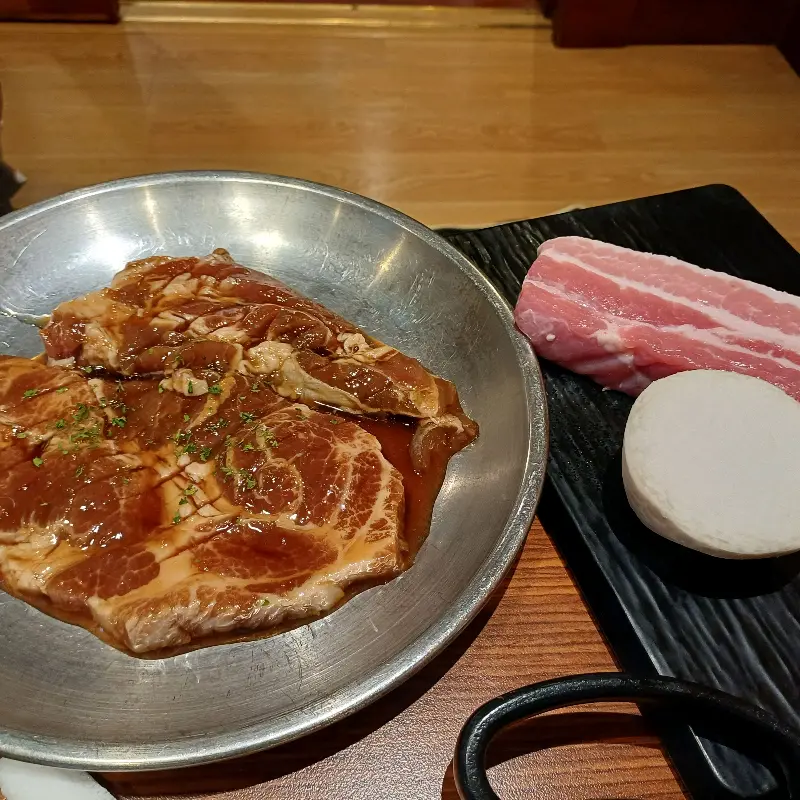 양념 갈비와 삼겹살이 함께 담겨 나온 메뉴