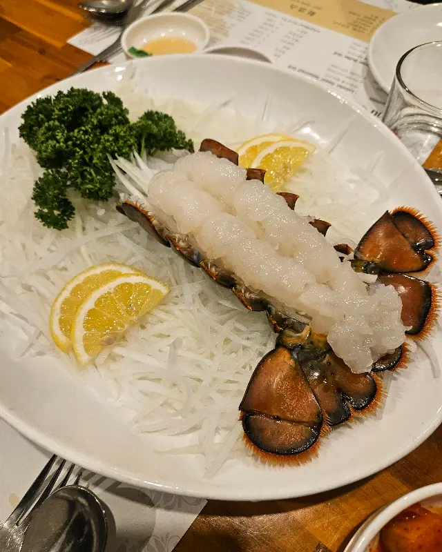 신선한 랍스터 회