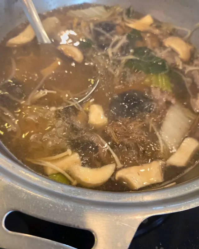 샤브샤브가 끓고 있는 모습