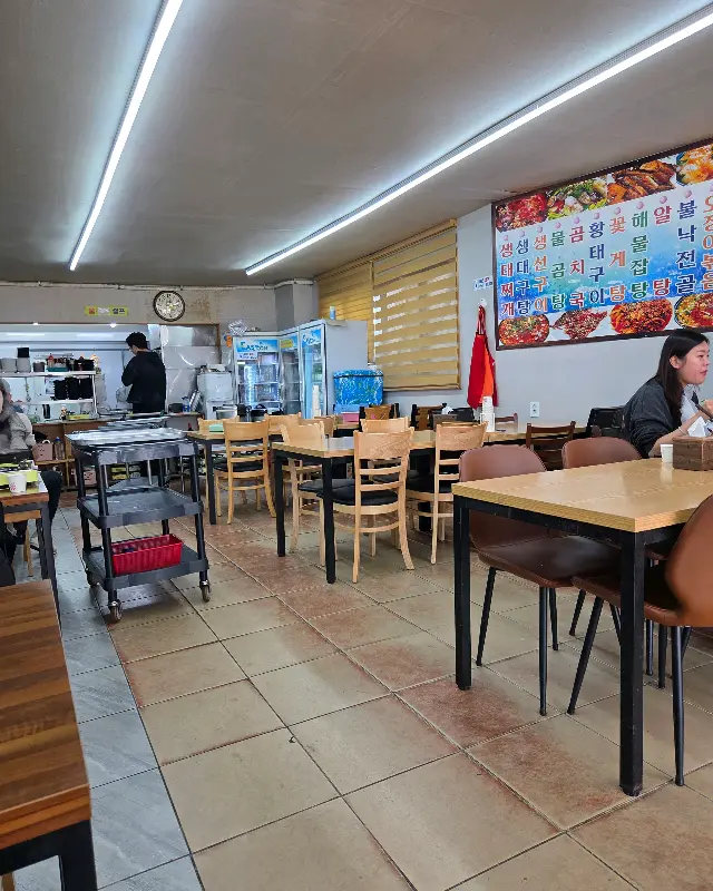 넓고 깔끔한 식당 내부