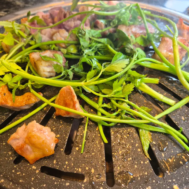 미나리와 함께 구운 고기