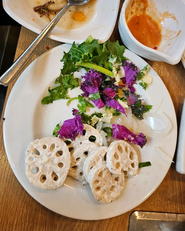 샐러드바에서 가져온 신선한 샐러드