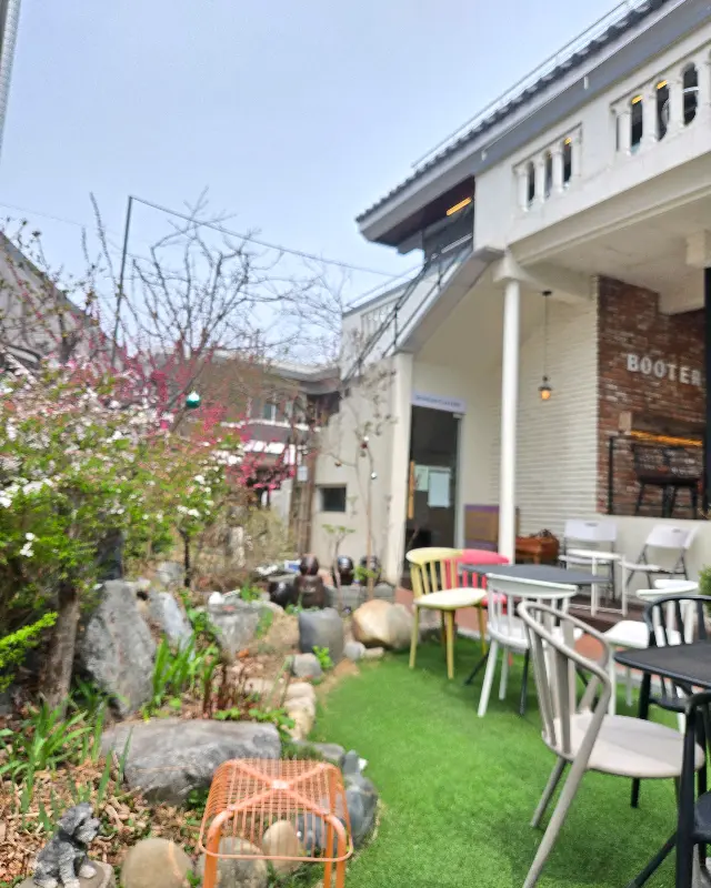 카페 외부 정원