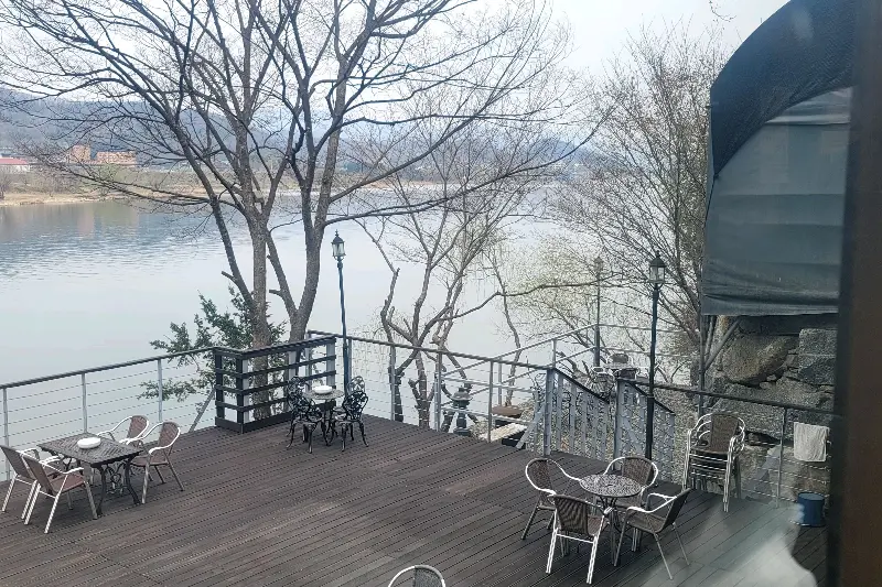 식사 후 테라스에서 커피 한 잔을 즐기며 여유로운 시간을 보낼 수 있다.