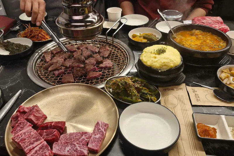 밑반찬이 가득 차려진 테이블