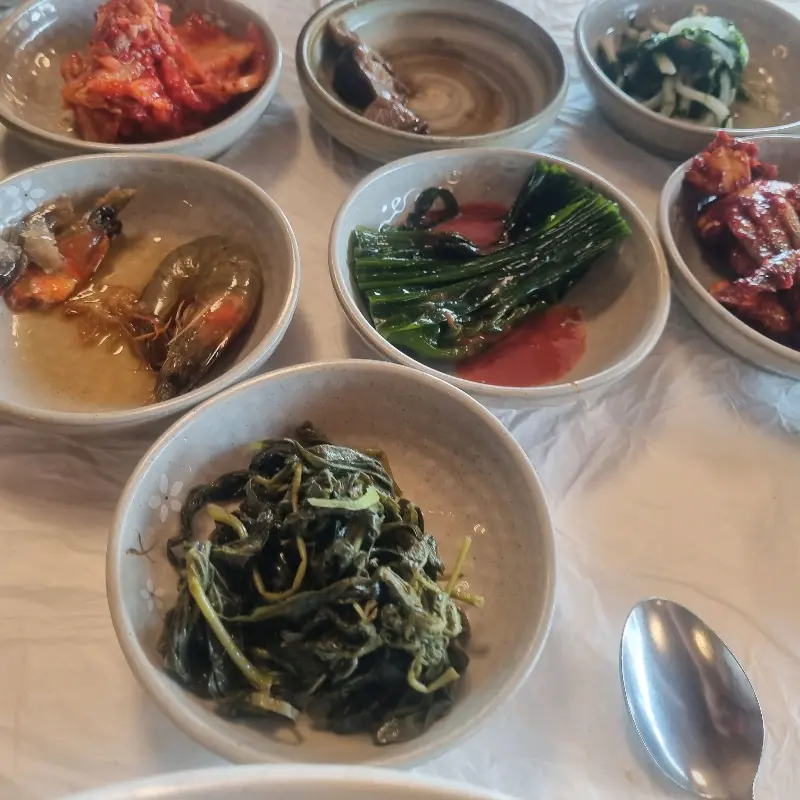 신선한 재료 본연의 맛을 살린 다양한 밑반찬들