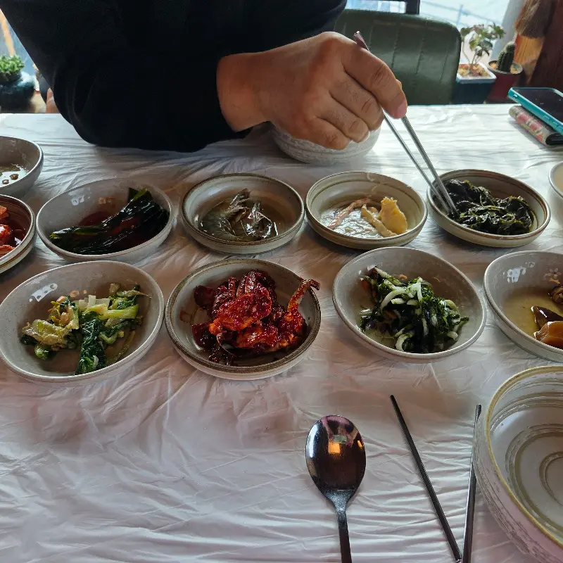 정갈한 반찬과 따뜻한 밥 한 끼는 바쁜 일상에 지친 몸과 마음에 위로를 선사한다.