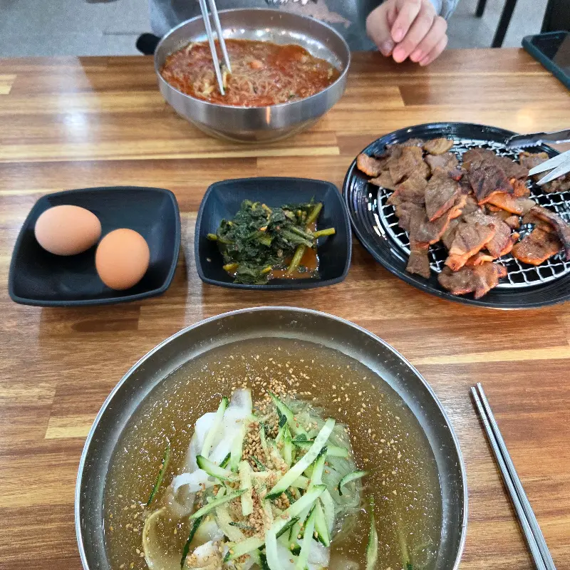 물냉면과 숯불고기의 환상적인 조합
