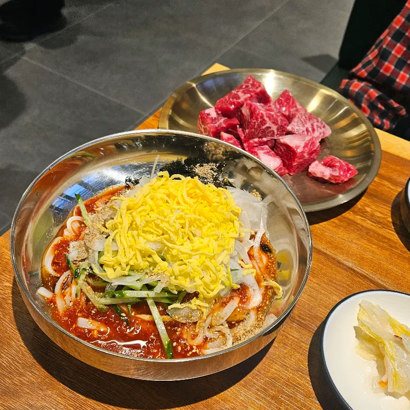 큐브눈꽃살과 비빔칼국수