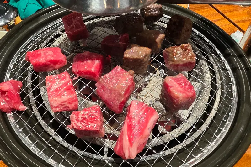 숯불 위에서 익어가는 큐브눈꽃살