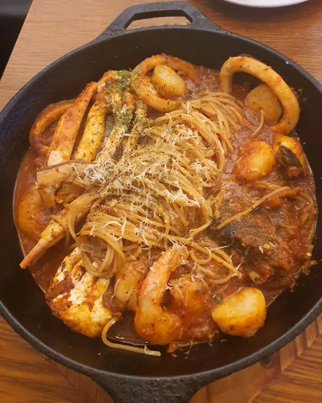 해산물이 듬뿍 들어간 매콤한 파스타