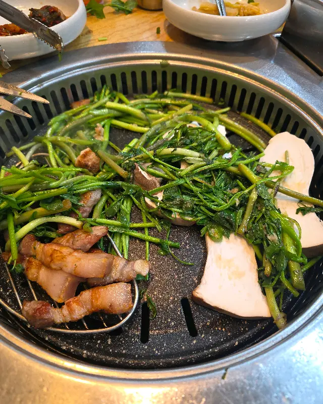 미나리와 함께 구워 먹는 삼겹살