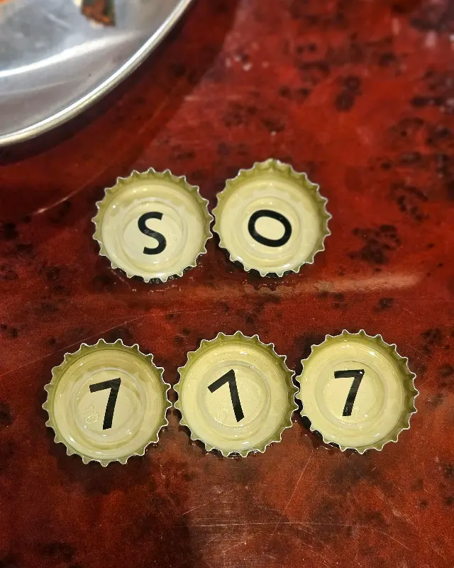 야외 테이블에서 즐기는 숯불구이