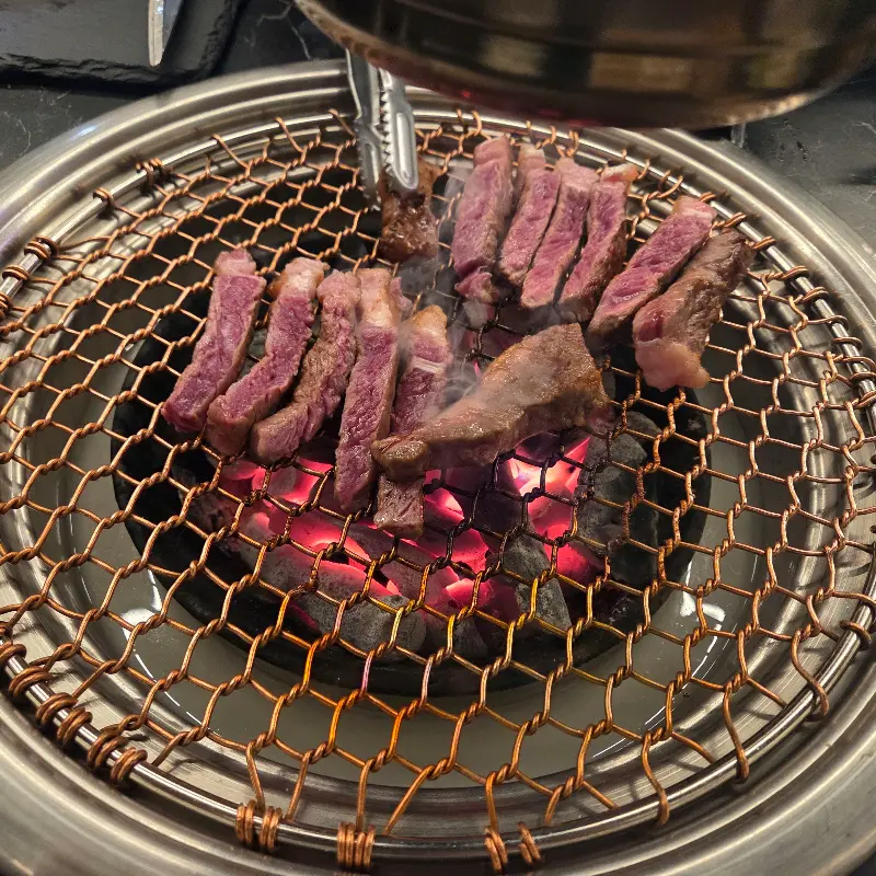 숯불 위에서 익어가는 생갈비살