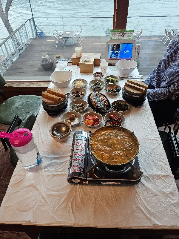 푸짐한 한 상 차림과 북한강 뷰를 동시에 즐길 수 있는 토방