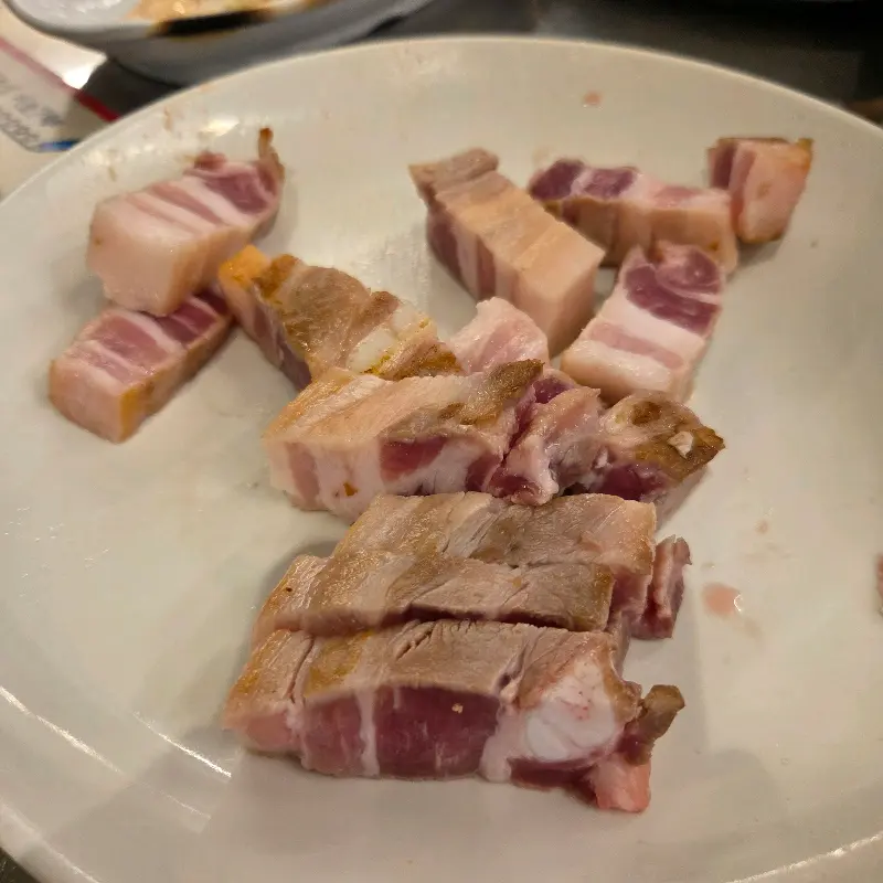 초벌된 삼겹살의 단면