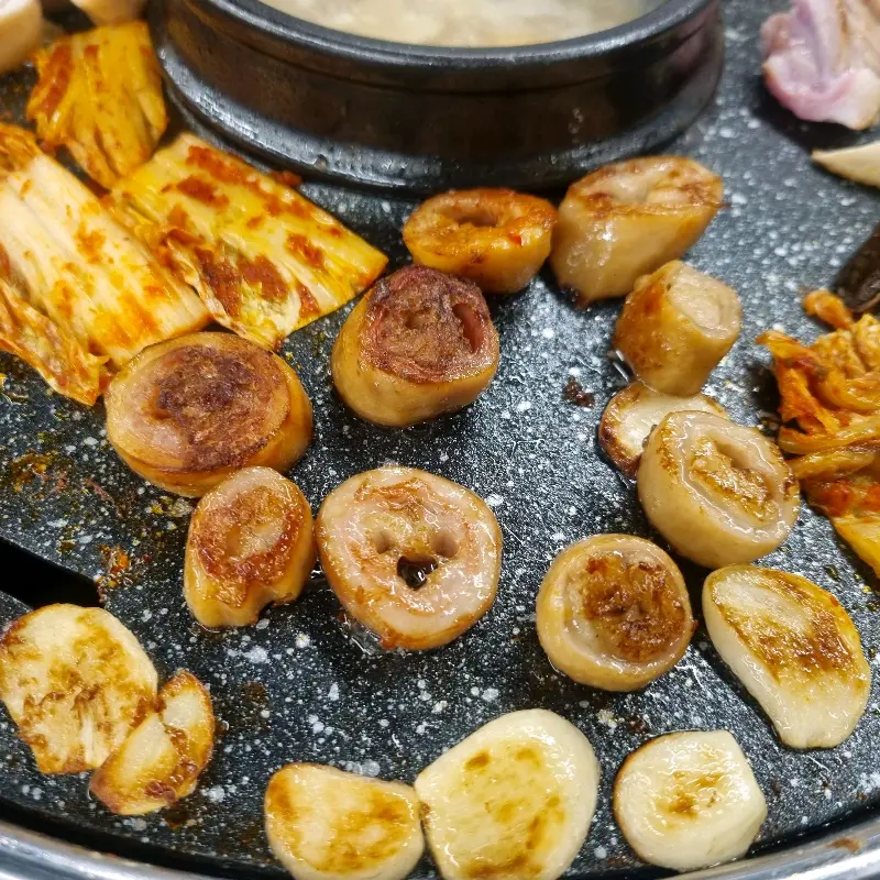 숯불 위에서 노릇노릇 익어가는 막창