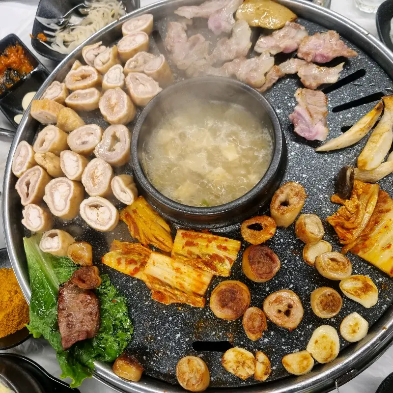 푸짐하게 차려진 뒷고기와 막창 한 상 차림