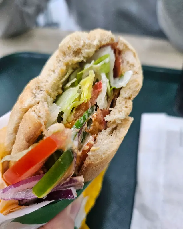 신선한 야채가 가득한 샌드위치