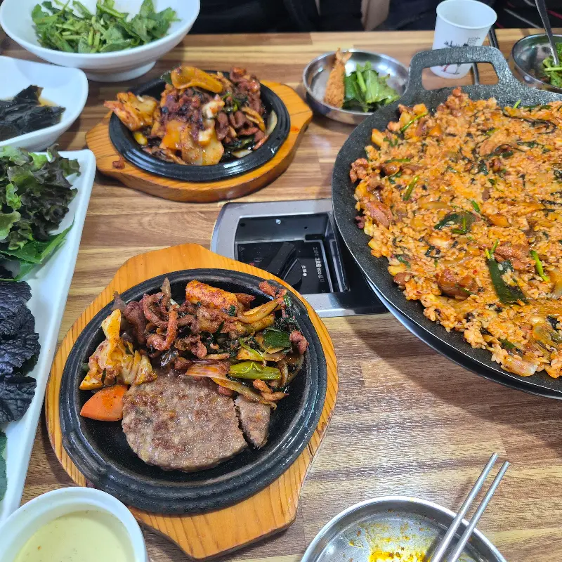 볶음밥, 오리불고기, 떡갈비 등 푸짐한 한 상
