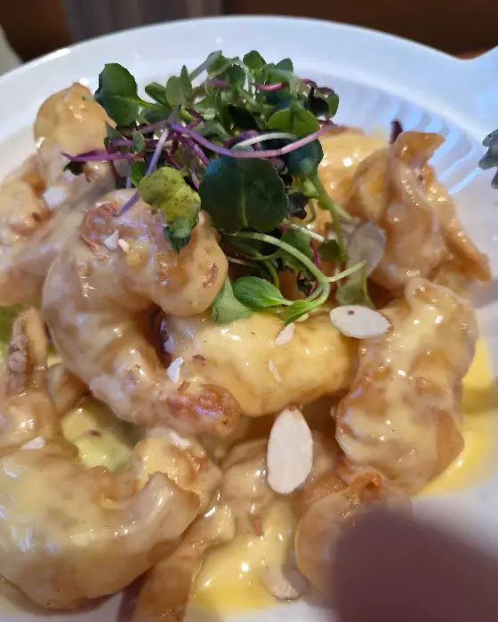 먹음직스러운 비주얼의 린 새우 완탕면